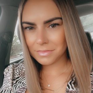 Meet your Posher, Chloe